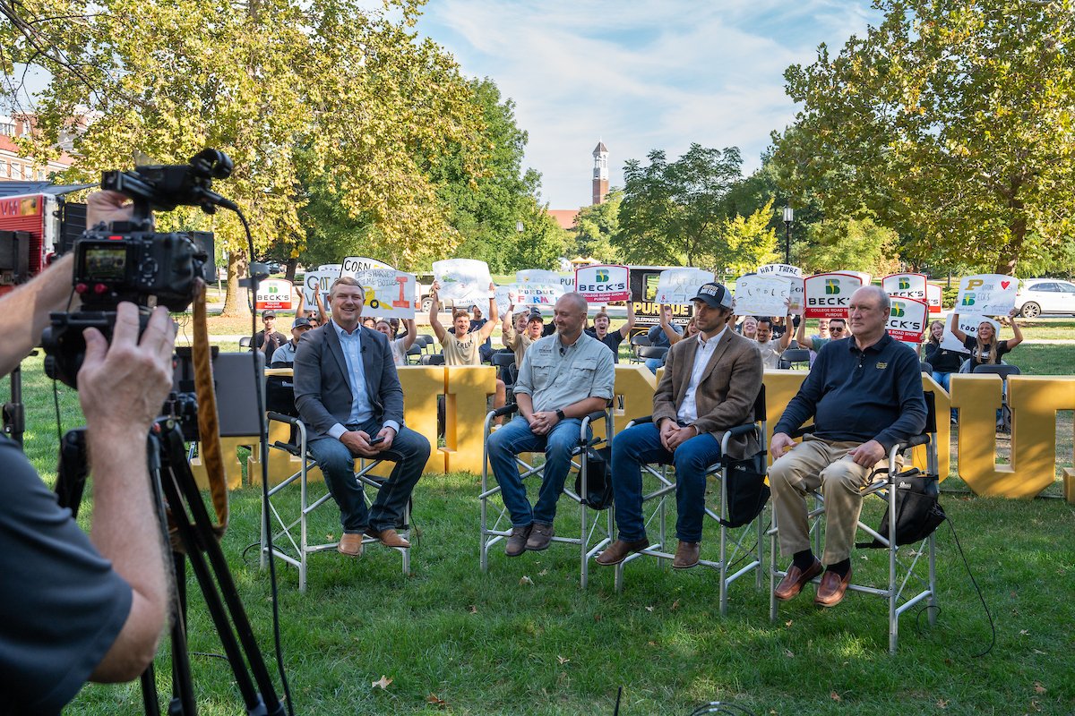 Tomatoes in space? A <a href="/LifeAtPurdue/">Purdue University</a> and <a href="/JohnDeere/">John Deere USA</a> partnership? Nanoparticle research? Watch <a href="/FarmJournal/">Farm Journal</a>'s AgDay College Roadshow episode filmed at #PurdueAg, featuring a panel discussing Indiana's harvest.

Full episode: farmjournaltv.com/programs/agday…
YouTube: youtube.com/@FarmJournal/v…