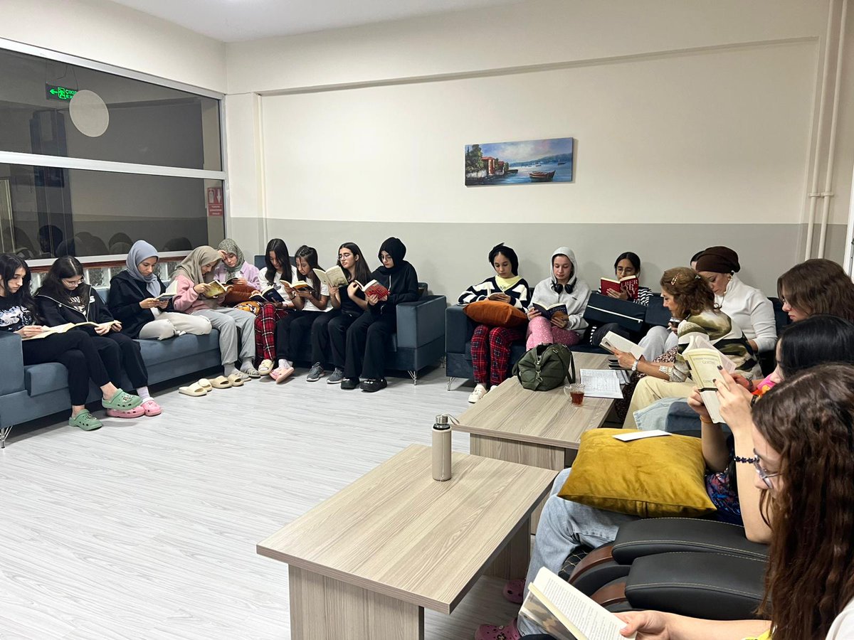 VehbiFen's tweet photo. 📚 Okuryazar Gaziantep Projesi ile Aile Soframızda Kitap Var! 📚
Aile Yılı kapsamında aile bağlarını güçlendirmeyi ve Türkiye Yüzyılı Maarif Modeli vizyonuyla her yaşta, her yerde okuma kültürünü yaygınlaştırmayı hedefleyen bu güzel projede biz de varız. #OkuryazarGaziantep https://t.co/xmwTW4pcNm