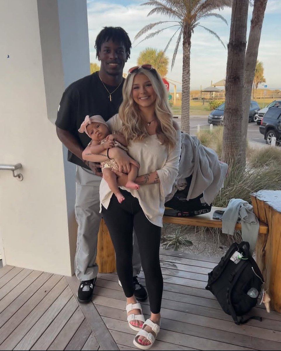 Black men are increasingly marrying and creating families with White queens while still in college. Keshia is NOT suitable for marriage or motherhood.👸🏼🤴🏿👩🏾‍🦲🏈