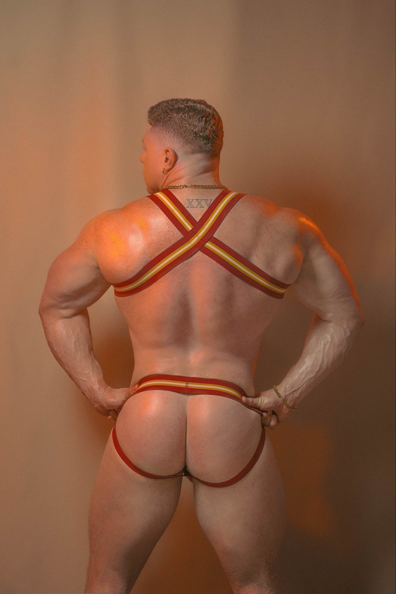 Slice of cake? 🍰

See more here 😈 onlyfans.com/damiencasxxx

#onlyfans #model #bodybuilding #cake #himbo #gogoboy #muscleboy #goodboy