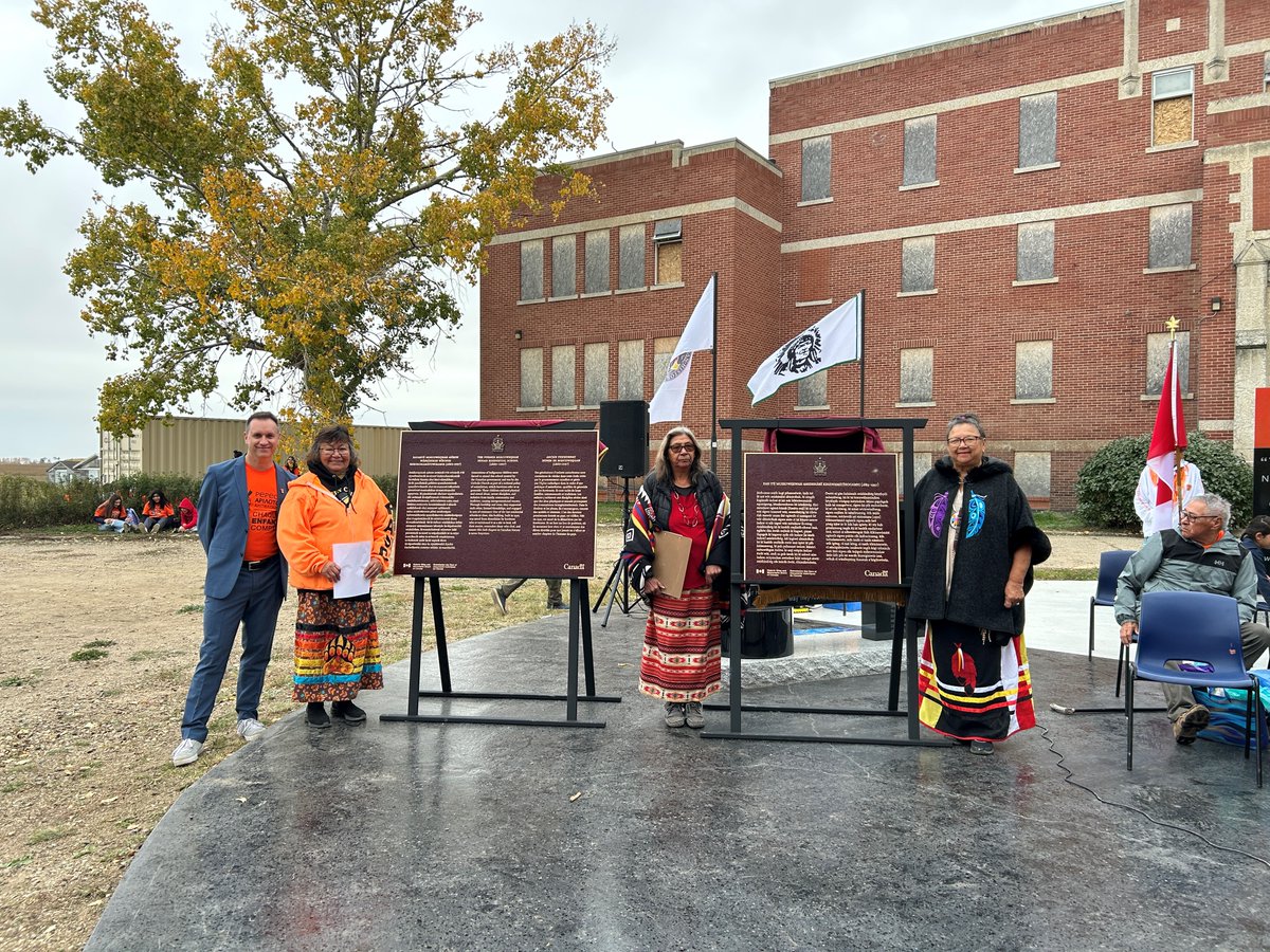 Today, Muskowekwan First Nation and #GC unveiled #HSMBC plaques to commemorate the national historic significance of the Former Muscowequan Indian Residential School. Learn more: ow.ly/w8yi50X6muX #EveryChildMatters
#TruthAndReconciliation