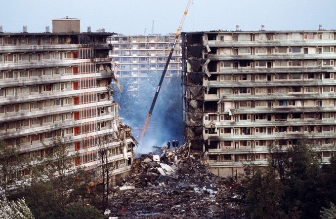 Op deze dag in 1992 vond de Bijlmerramp plaats, waarbij een Israëlisch Boeing 747 neerstortte op twee flats in de Bijlmer. De flats vlogen direct in brand en stortten gedeeltelijk in. De ramp kostte aan ten minste 43 mensen het leven, maar het totale aantal is nooit vastgesteld