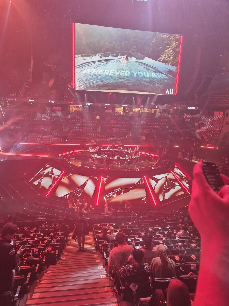 Premier Jour aux Champions c'etait incroyable l'ambiance et overall meme si je voulais voir PRX passer... 
Parcontre hyunmin c'est trop le goat ce mec il est trop fort mdrrrrr
Demain ca va aller voir FNC VS DRX donc j'y serais si des gens veulent qu'on se voit je suis partant !!!