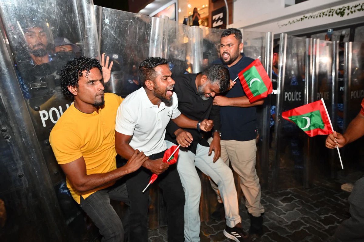 3mdorado's tweet photo. Democracy ge rivethi usoolu dhookoh, sulhaveri ehvumehge namuga gadha baarun verikan nulibigen dhivehi fuluhunge masakkathah huras alhamundha meehunthah hayyaru kuran jehey!
#MDPLooters
#BoycottMDPProtest
#SaynotoMDP https://t.co/EytMTNJ3Vt