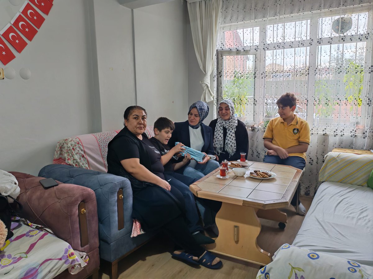 Komşum Nasılsın ziyaretleri kapsamında Düğmeciler mahallemizde Karaali ailesini ziyaret ettik.Nazik Misafirperverliklerinden dolayı kendilerine çok teşekkür ederiz.<a href="/_MHPistanbul_/">MHP İstanbul</a> <a href="/sertel_selim/">Sertel Selim</a> <a href="/YasarKaba17/">Yasar Kaba</a> <a href="/AhmetBilgic1453/">Ahmet Bilgiç</a>