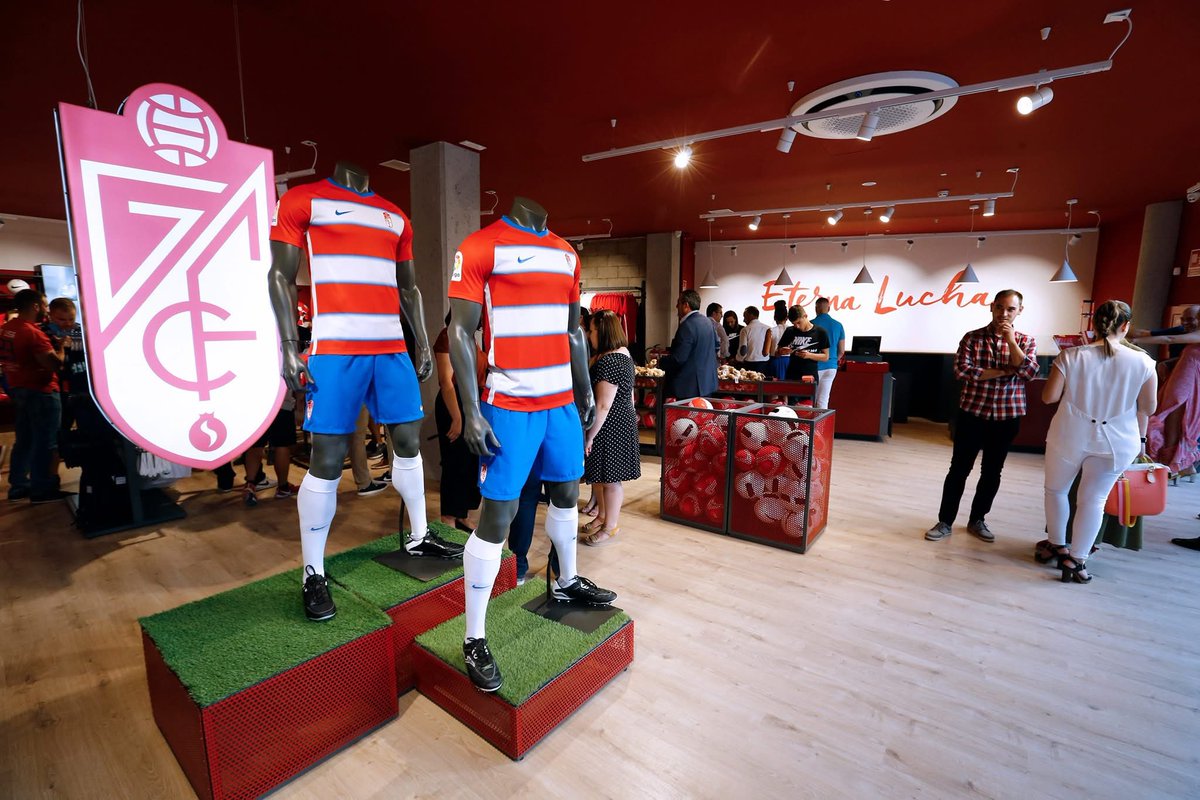 ‼️ 𝗨́𝗟𝗧𝗜𝗠𝗔 𝗛𝗢𝗥𝗔: 𝗡𝘂𝗲𝘀𝘁𝗿𝗼 𝗲𝗾𝘂𝗶𝗽𝗼 𝗮𝗻𝘂𝗻𝗰𝗶𝗮 𝗾𝘂𝗲 𝘁𝗲𝗻𝗲𝗺𝗼𝘀 𝗻𝘂𝗲𝘃𝗼 𝗻𝗮𝘇𝗮𝗿𝗶́
 
😐 Habla un poco raro, pero le hemos respondido muy claro…

🎙️ “Els crac fitxen pel Granada”

#EternaMucha