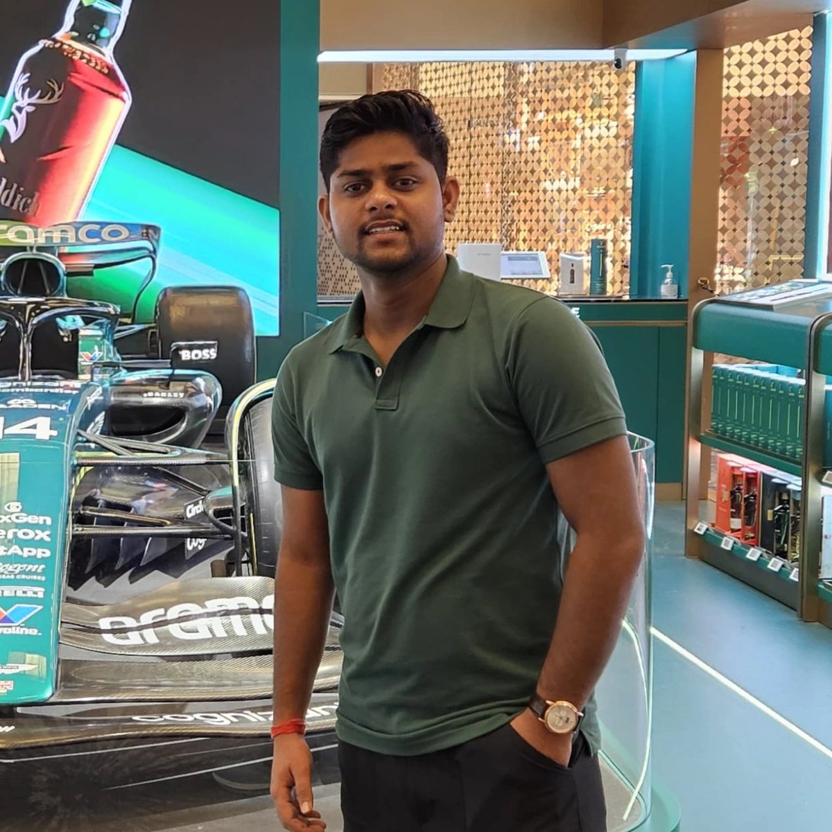 shashank_iter's tweet image. Last month was fun, travelled to Singapore 🇸🇬, had some crazy fun, learnt AI and Business, roamed around in streets trying food and embracing culture. 
It&apos;s so safe, cool and this country sleeps at 11 PM.