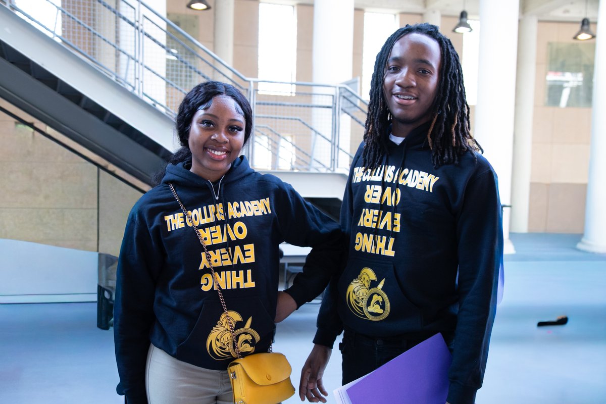 ChiPubSchools's tweet image. 🎓🏈 Tackling the next step toward their college &amp;amp; career goals, our students brought their A-game at today’s @Chiftblclass HBCU College Fair, applying onsite &amp;amp; connecting with 30+ schools across the country! #TheBestAreWithCPS @CPSCareerReady