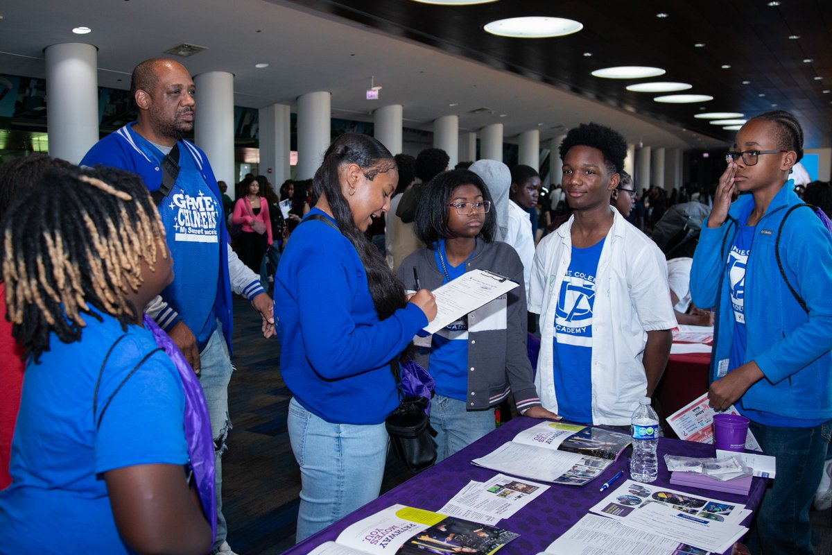 ChiPubSchools's tweet image. 🎓🏈 Tackling the next step toward their college &amp;amp; career goals, our students brought their A-game at today’s @Chiftblclass HBCU College Fair, applying onsite &amp;amp; connecting with 30+ schools across the country! #TheBestAreWithCPS @CPSCareerReady