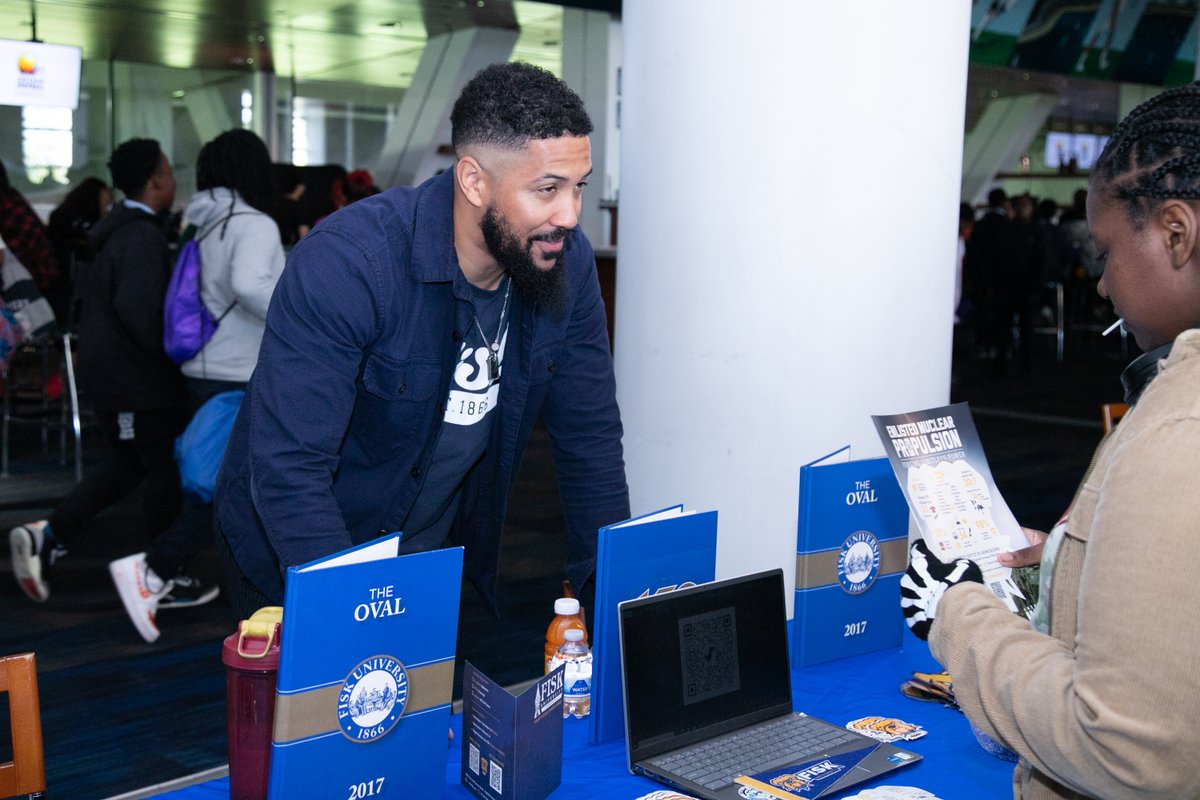 ChiPubSchools's tweet image. 🎓🏈 Tackling the next step toward their college &amp;amp; career goals, our students brought their A-game at today’s @Chiftblclass HBCU College Fair, applying onsite &amp;amp; connecting with 30+ schools across the country! #TheBestAreWithCPS @CPSCareerReady