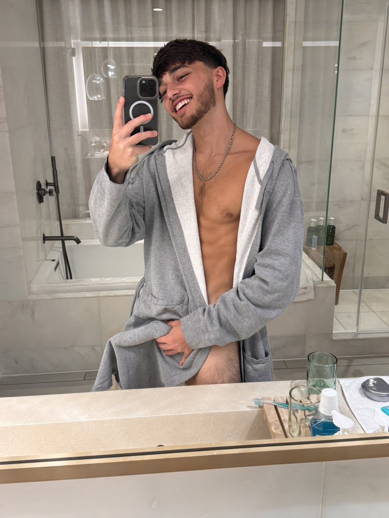 If you like and comment on my new pic on onlybrad.fans/flowasthetao I’ll send you a surprise 😏🎁