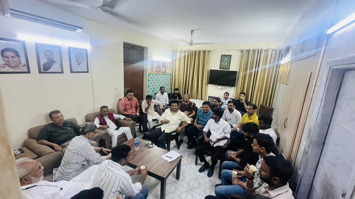 socialistnay's tweet photo. साथियो, आज दिल्ली विश्वविद्यालय में आधिकारिक रूप से छात्र राजद का गठन हो चुका है। इस समय वर्किंग कमेटी का निर्माण किया गया है, आगे चलकर संगठन के ऑफिस बेयरर्स का चुनाव भी होगा। हम सबका विश्वास है कि समाजवादी धारा को वास्तविक मज़बूती छात्र संगठन से ही मिलेगी।
छात्र संघर्ष और समाजवाद के इस ऐतिहासिक कदम में दिल्ली विश्वविद्यालय के साथियों की भूमिका सराहनीय है।
राष्ट्रीय अध्यक्ष @Nawalk7 के प्रयासों और उनकी मेहनत से यह उपलब्धि संभव हुई।
@yadavtejashwi @sanjuydv