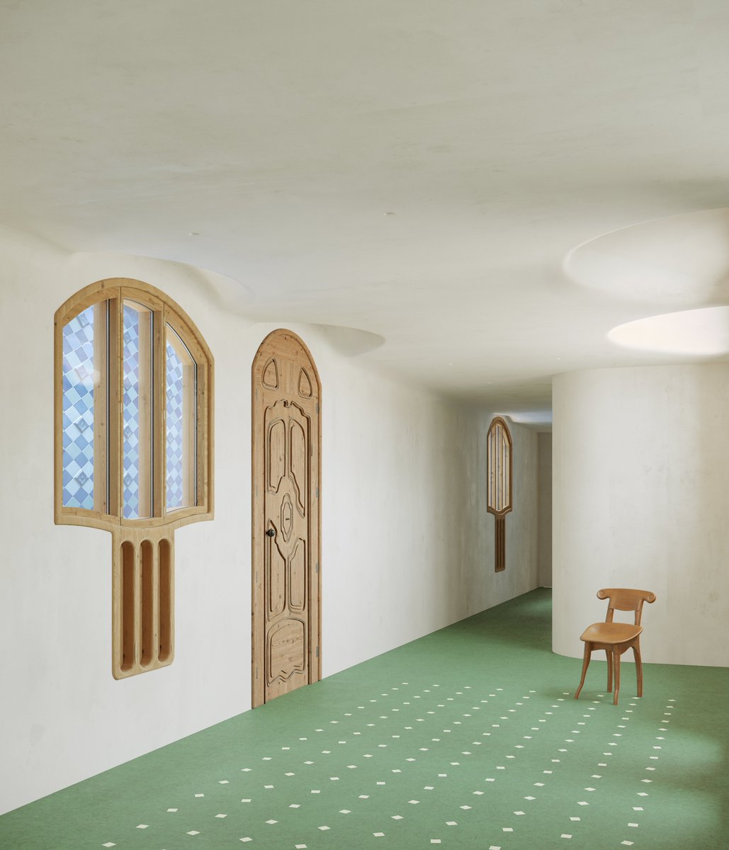 La Casa Batlló de Gaudí abre su segunda planta al arte contemporáneo.

Acogerá exposiciones de artistas internacionales desde 2026, coincidiendo con el centenario de la muerte del arquitecto: tinyurl.com/2js57jh9