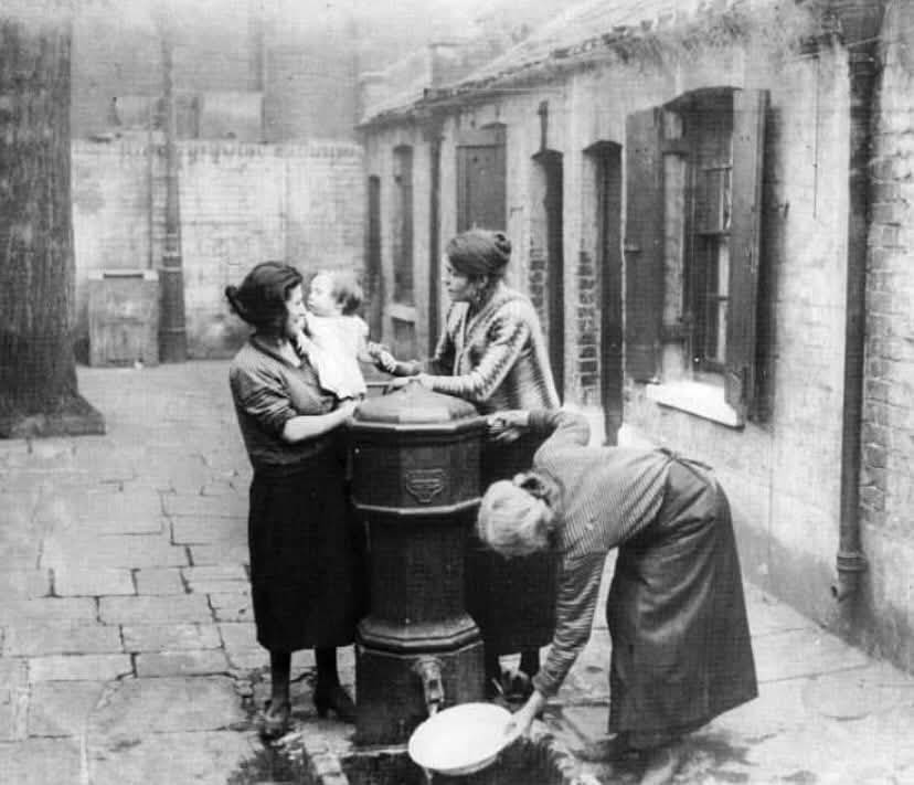 Lost___London's tweet photo. Newtons Rents, Twine Courtn #Stepney, East #London, 1931. https://t.co/A362bCuAr1