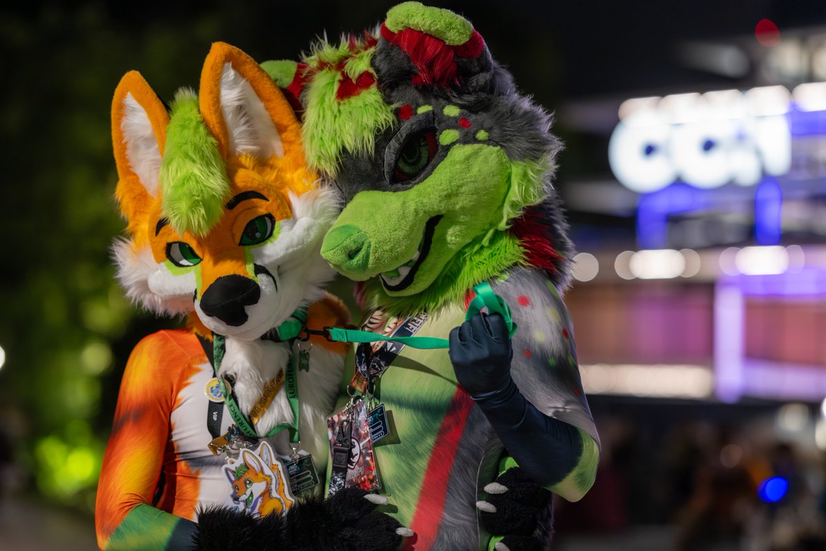 DekyrCH's tweet image. Soon winter is coming and it&apos;s getting really cold! Since it&apos;s #FursuitFriday you should find someone you can cuddle up tight and warm up with... 🔥
Or someone that takes your leash and pulls you close. ⛓️
Just like this cutie yeen does~ 💚

📸  @TouWoof

#EF29 #ForFun #petsuit