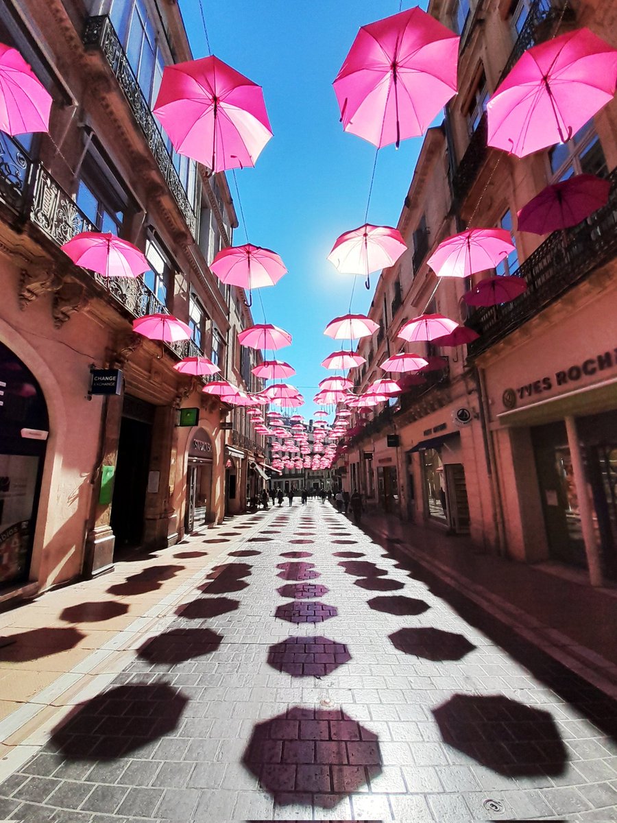 #OctobreRose <a href="/collectifrose/">Collectif Octobre Rose Montpellier</a> Rue de la Loge à #Montpellier sous le soleil 😍🩷☂️☀️