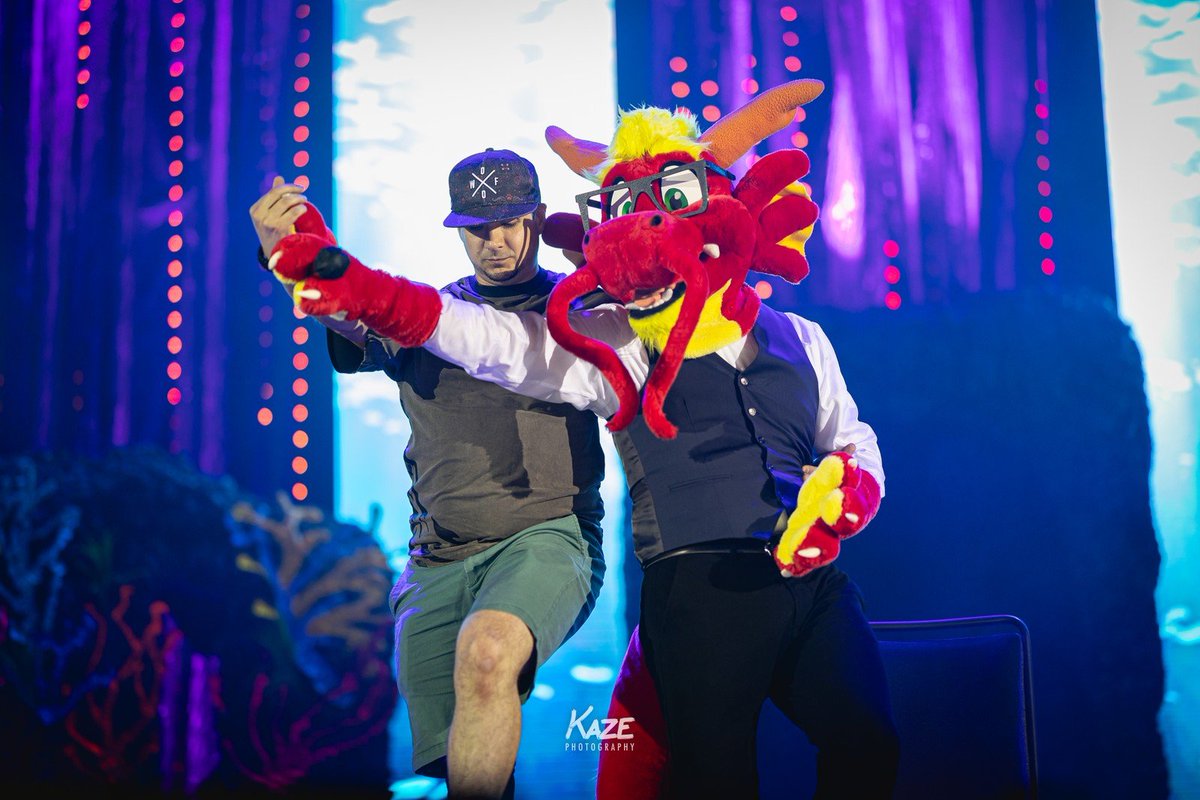 Been too long since my floor got mopped by 🧹🕺 #FursuitFriday

📸 @kazeshiba