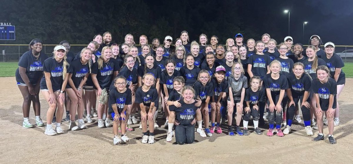 TaylorReyc48489's tweet photo. My school softball team does a softball camp every year for the kiddos. It was such a good turnout! Perfect weather. Perfect sunset. Had a blast with these girls and I love to help! #FranklinCentral #Flashes https://t.co/tIQrj3Xpcs