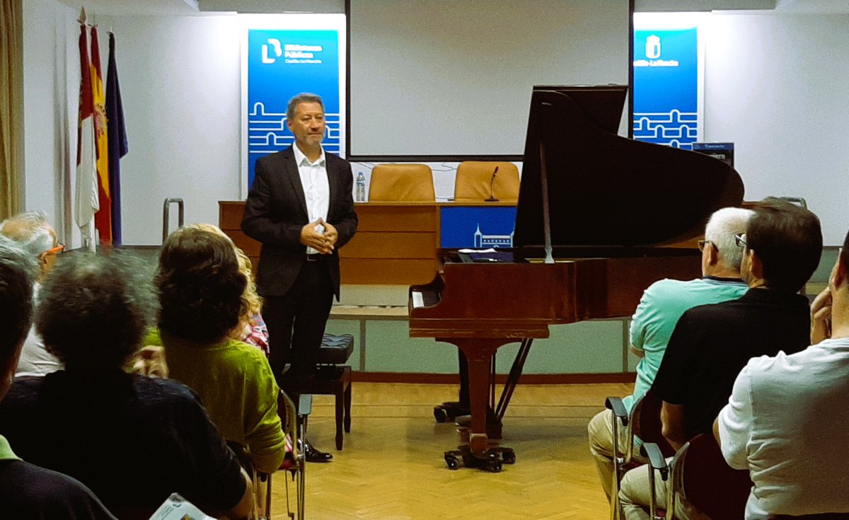 #AhoraEnBiblioclm, Concierto del pianista <a href="/JulioMazziotti/">Julio Mazziotti</a> con su espectáculo actual "Panta Rei", concepto atribuido al filósofo Heráclito que sostiene que lo único constante es el cambio.