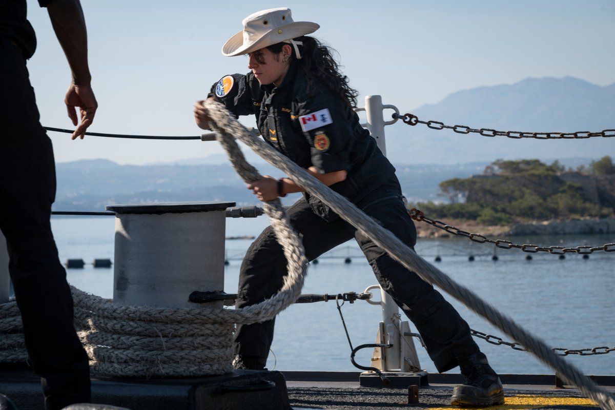 Sailor 2nd Class Astrid Carrillo Ramirez handles lines aboard #HMCSStJohns in Souda Bay, Greece for #OpREASSURANCE.

#CAFOperations #PhotoOfTheWeek