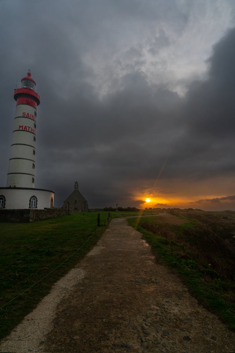 Fin septembre à la pointe saint Mathieu. Un lever de soleil dépourvu de belles lumières, sous la pluie et soudain le soleil apparaît. Quelques furtives minutes avant qu'il ne retourne se cacher derrière le ciel sombre