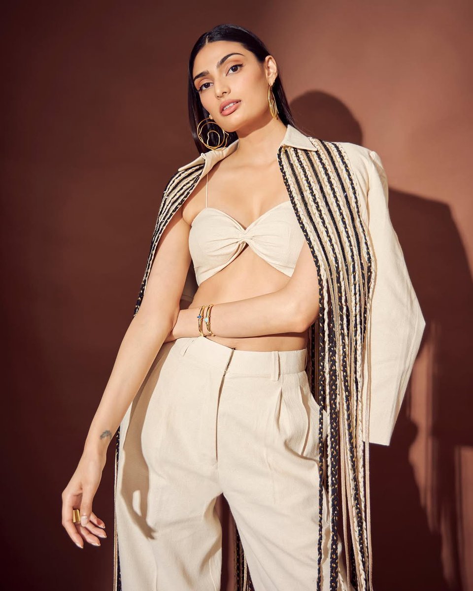 bindboys's tweet image. Chic, classy, and always on point – @theathiyashetty  is the ultimate style guide 💎
Read more.  bindboys.com/blog/how-athiy…
#bindboys #shopping #fashion #sneakers #sandals #bags