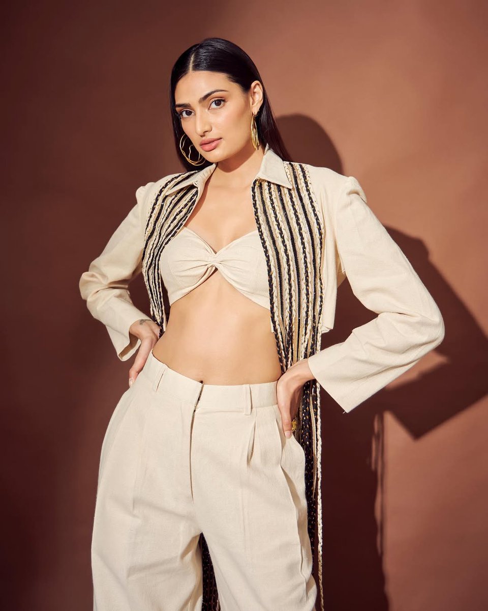 bindboys's tweet image. Chic, classy, and always on point – @theathiyashetty  is the ultimate style guide 💎
Read more.  bindboys.com/blog/how-athiy…
#bindboys #shopping #fashion #sneakers #sandals #bags