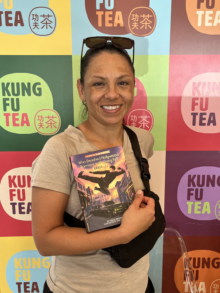 JillDanaBooks's tweet photo. #BooksMakeGreatGifts  Surprised one of my dearest friends with an early birthday present: WHO SMASHED HOLLYWOOD BARRIERS WITH GUNG FU? BRUCE LEE by @TeresaRobeson  &amp; Ryan Inzana. https://t.co/Q80Iaw3q37