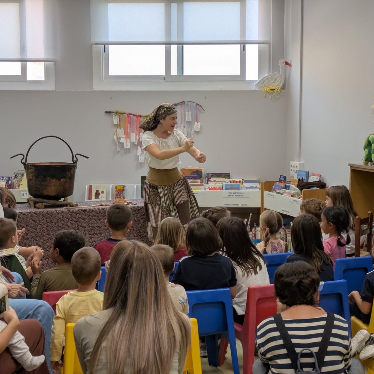 Avui hem inaugurat l’Hora del Conte del nou curs amb la genial Eva Gonzàlez. Rondalles populars catalanes per començar la tardor. 📚🍁
Gràcies!