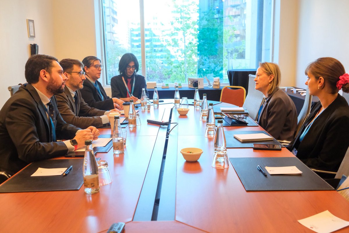 MinEnergia's tweet photo. El ministro Diego Pardow se reunió con Mary Warlick, subdirectora de la Agencia Internacional de Energía @IEA, para reforzar una alianza que permitirá intercambiar experiencias en seguridad y planificación energética. #XSemanaDeLaEnergía ⚡️🌎 https://t.co/EiC7DRNBA4