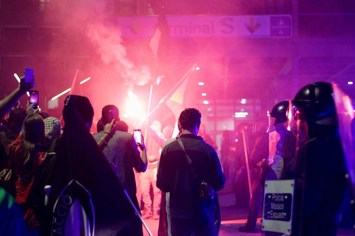 🔴 ÚLTIMA HORA
Les manifestants, que ara es troben a Plaça de la Carbonera, estan sent GASSEJADES per les forces de l'ordre.
La policia intenta impedir que la manifestació avanci, però això és molt més gran, ja no es pot aturar. S'HA ACABAT LA PAU SOCIAL 🔥