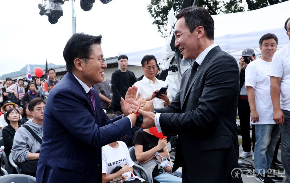 [포토] 인사 나누는 황교안 대표-김민수 최고위원

자유와혁신 황교안 대표(전 자유한국당 대표)와 국민의힘 김민수 최고위원이 3일 오후 서울 종로구 경복궁 동십자각 인근에서 열린 자유대학 개천절 집회에서 인사를 나누고 있다.

출처 : 천지일보