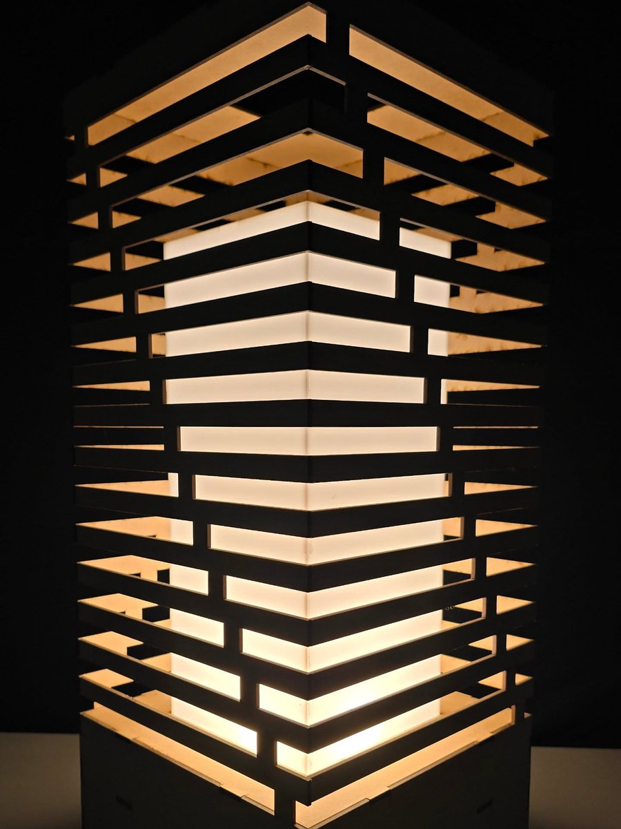 Proyecto de estudiantes objeto luminoso ✨
Este proyecto planteaba la conceptualización y diseño de un objeto capaz de transformar el espacio a través de la luz, se buscaba generar un objeto con presencia arquitectónica.
Conoce la carrera arquitectura.ufm.edu
#arquitecturaufm