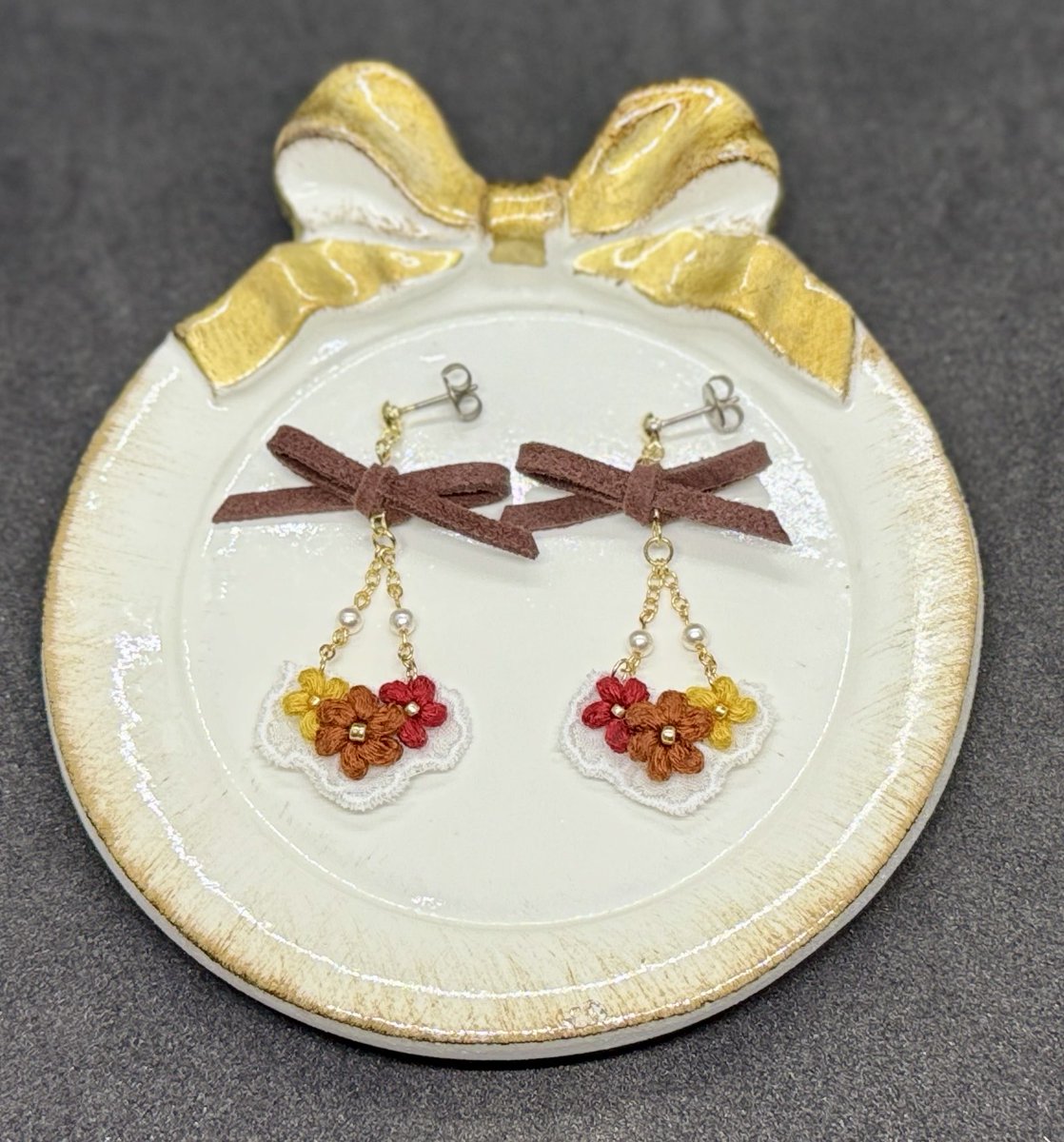 耳元で静かに揺れる小花が可愛い
刺繍糸のイヤーアクセサリー✨

クリムゾン+テラコッタ+サフランが秋を模した穏やかな色合いに🎨💐

minne.com/items/43960653

ふわりと華やぐ気持ちになれるアクセサリーです🍂

#ハンドメイド
#ハンドメイドアクセサリー
#刺繍糸アクセサリー
#レース編み