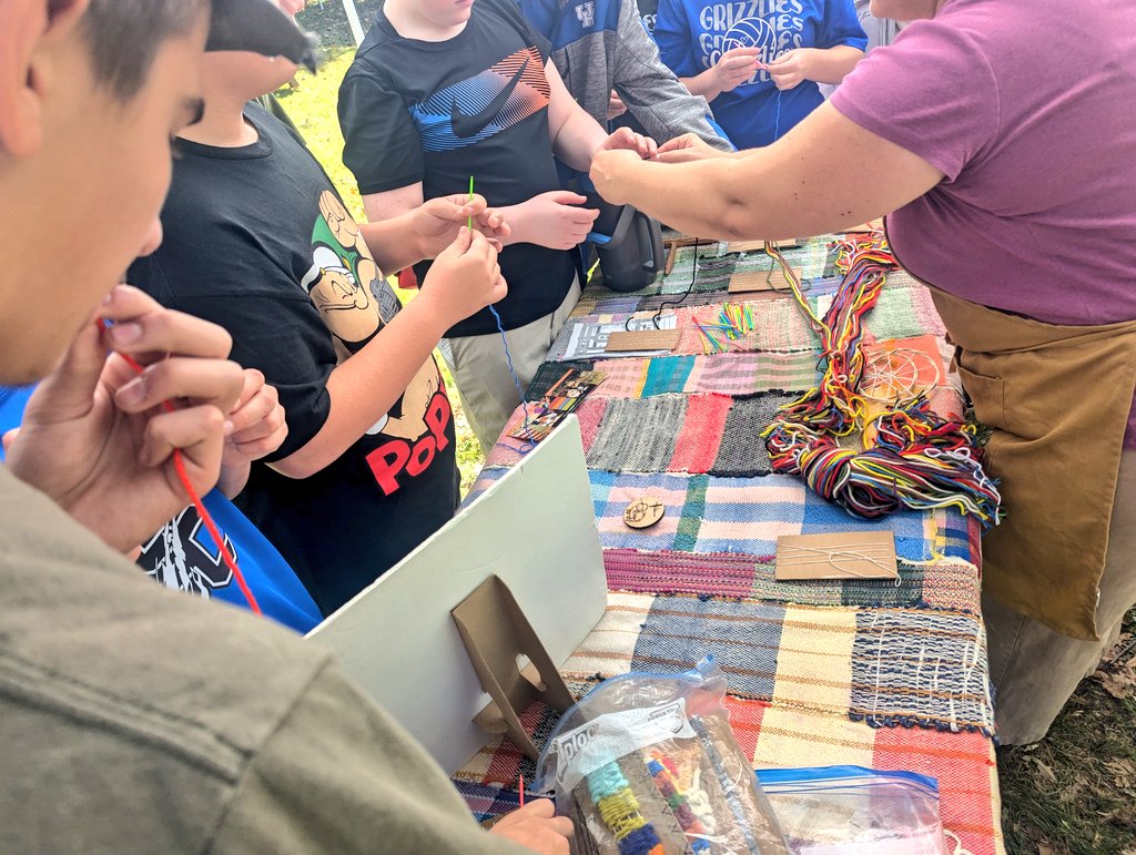 CollinsClassSC's tweet image. 7th and 8th Grade SCMS Advance Art students attended the St. James Court Art Show today. 

Awesome field trip. Students interviewed artists on their process, and created works of their own. 🎨