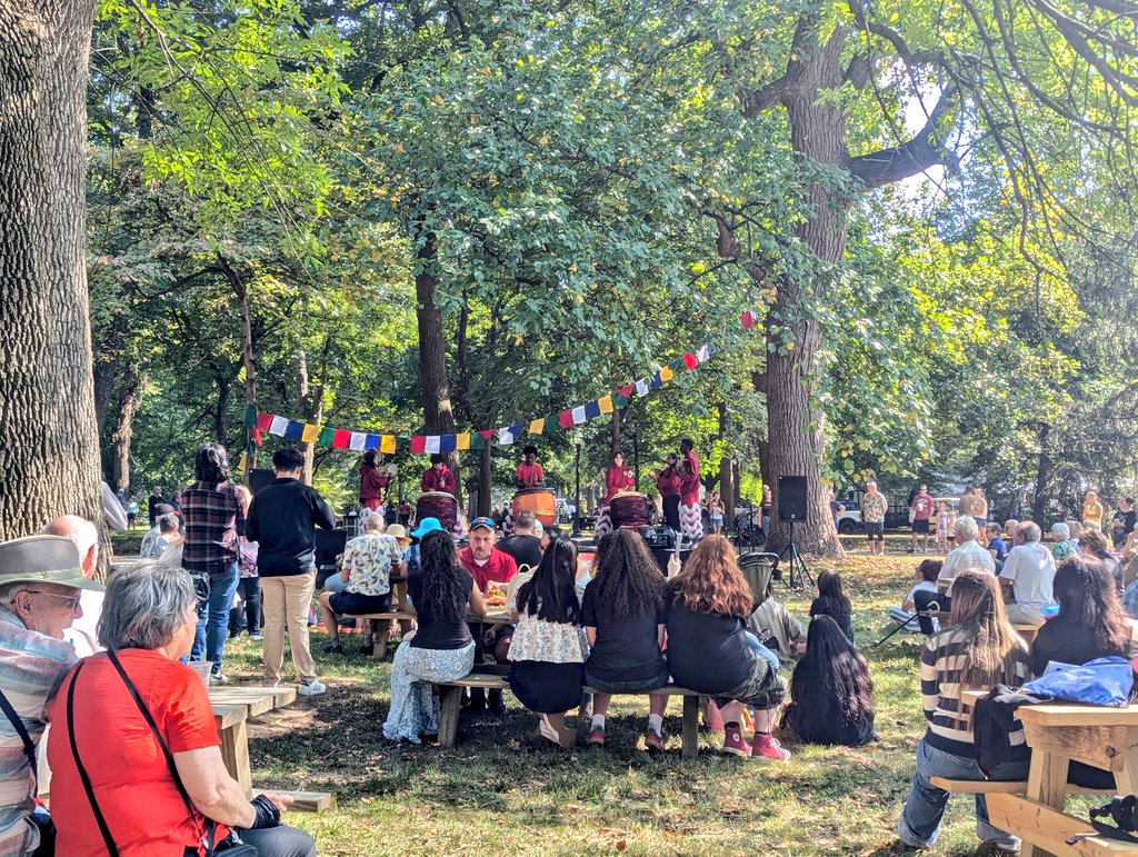 CollinsClassSC's tweet image. 7th and 8th Grade SCMS Advance Art students attended the St. James Court Art Show today. 

Awesome field trip. Students interviewed artists on their process, and created works of their own. 🎨