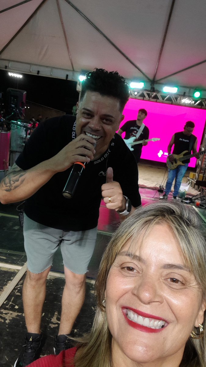 flaviacmoraes's tweet image. Cheguei causando pq conheço o cantor faz tempo #dicorpointeiro #pagode