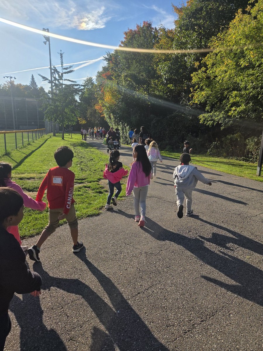StPhilipDPCDSB's tweet image. Beautiful sunny day for running and walking for a great cause. #runforhope Thank you  Ms. DaSilva &amp;amp; @BerlingieriD for organizing our Terry  Fox 🏃🏽‍♀️ 🏃🏾‍♂️  #TerryFox #run45 @DPCDSBSchools
