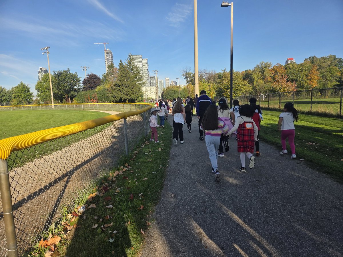 StPhilipDPCDSB's tweet image. Beautiful sunny day for running and walking for a great cause. #runforhope Thank you  Ms. DaSilva &amp;amp; @BerlingieriD for organizing our Terry  Fox 🏃🏽‍♀️ 🏃🏾‍♂️  #TerryFox #run45 @DPCDSBSchools