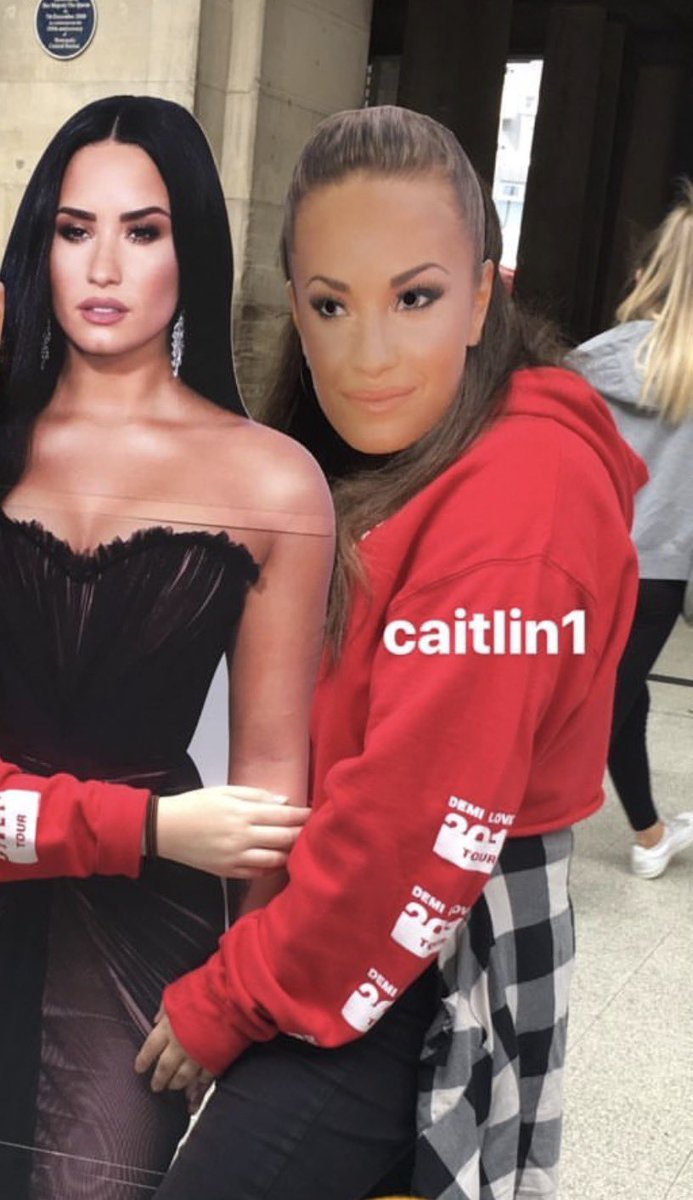 lonelyftlovato's tweet photo. from cardboard cutouts to real life… beyond grateful https://t.co/Ytu7vW9f22