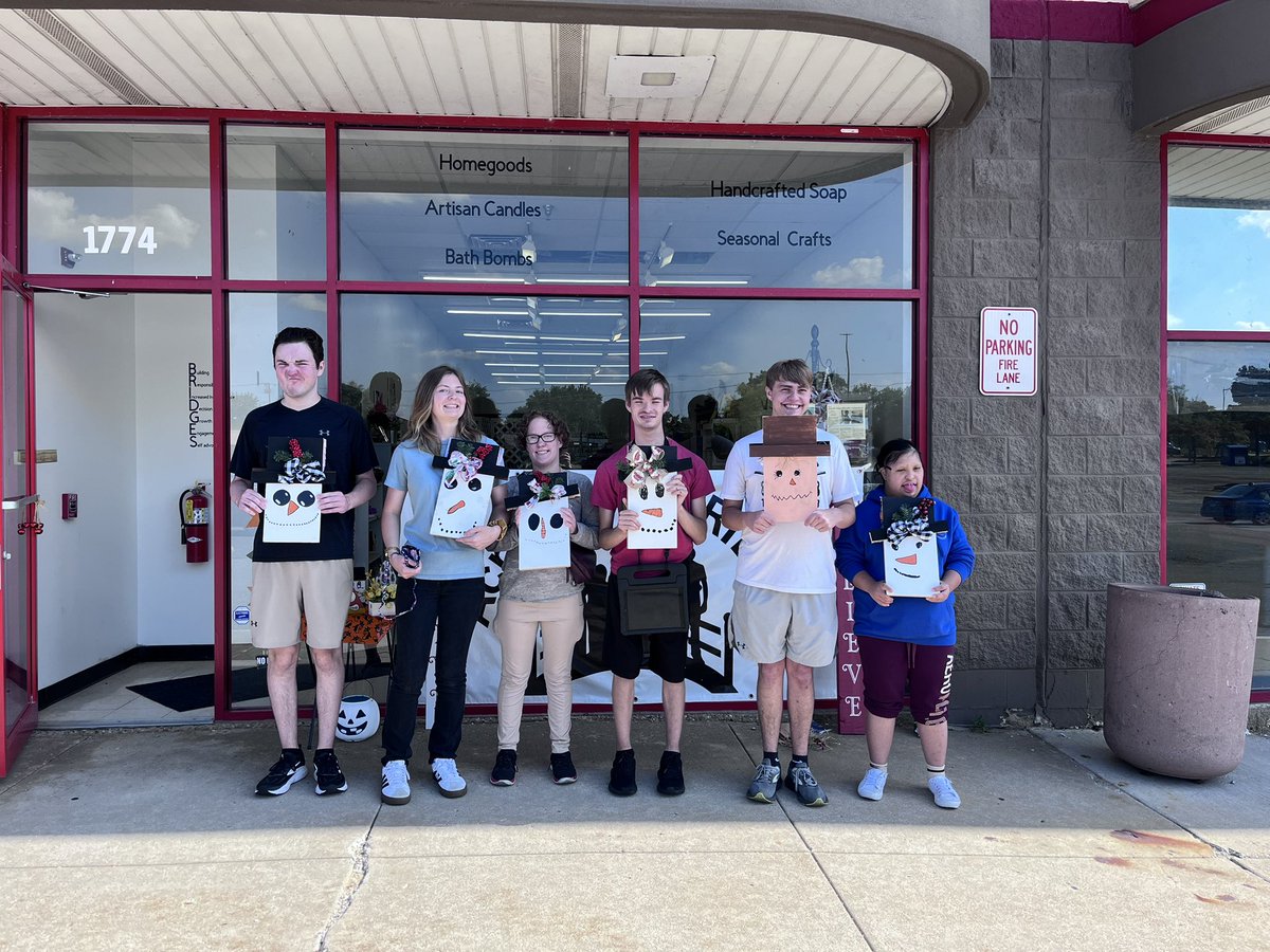 rb_transition's tweet image. Huge thanks to the McHenry BRIDGES program for hosting us again this year! 🎉 We kicked off the season with a fun, creative double-sided craft. Loved seeing the students’ unique designs! So grateful for this partnership. 🧡 #communitybasedlearning #creativity #collaboration