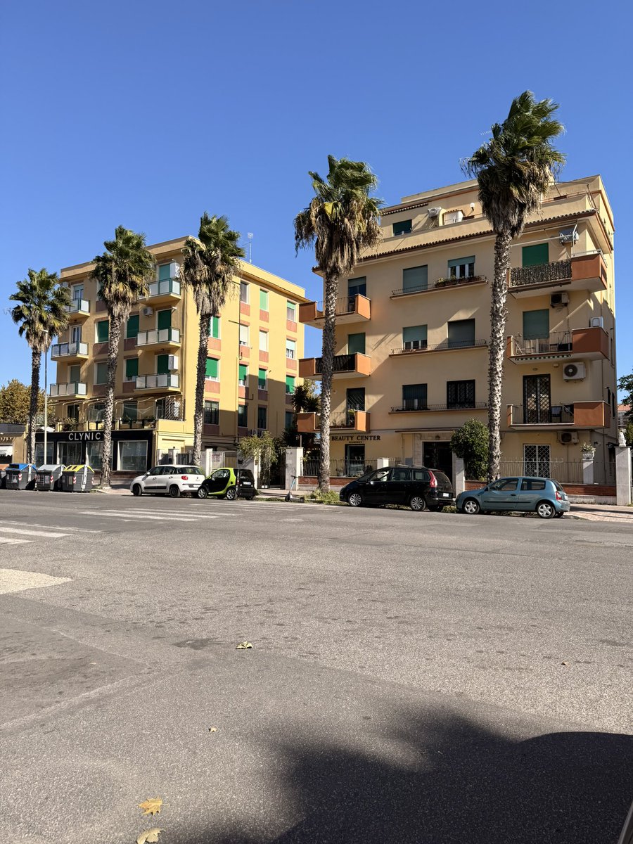 Наконец-то указанная геопозиция в профиле совпала с реальной 😅🇮🇹

Вокруг красиво и правда — Италия; я даже иногда беру телефон, открываю карту и убеждаюсь — да, я на сапоге. 

Да, морально непросто. Языковой барьер дает о себе знать и в 38 выглядеть олухом чуть сложнее, чем в 30