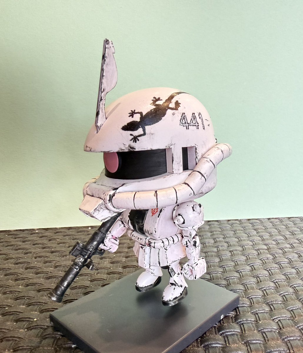 シャアザクくん(ホワイトオーガー塗装) 完成しました！ 店内に展示中