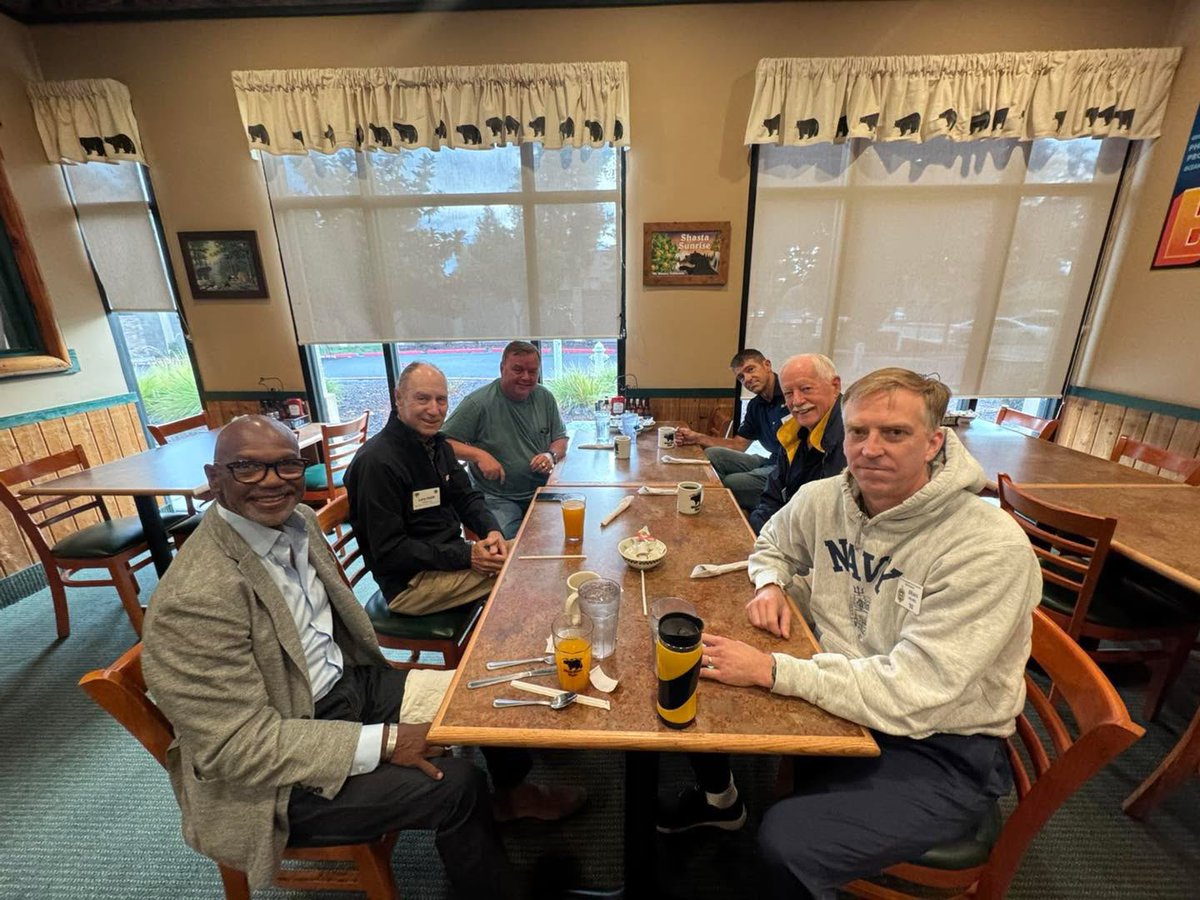 This morning’s All-Academy Breakfast at Black Bear Diner. 
In attendance:
Tony Gates USMA ‘81 
Larry Smith USMA ‘62
Bob Stuckey USNA ‘80
Alan Abbs USNA ‘91
Dan Christensen USNA ‘64
Brian Grubbs USNA ‘92

#AllAcademy #WPSONC