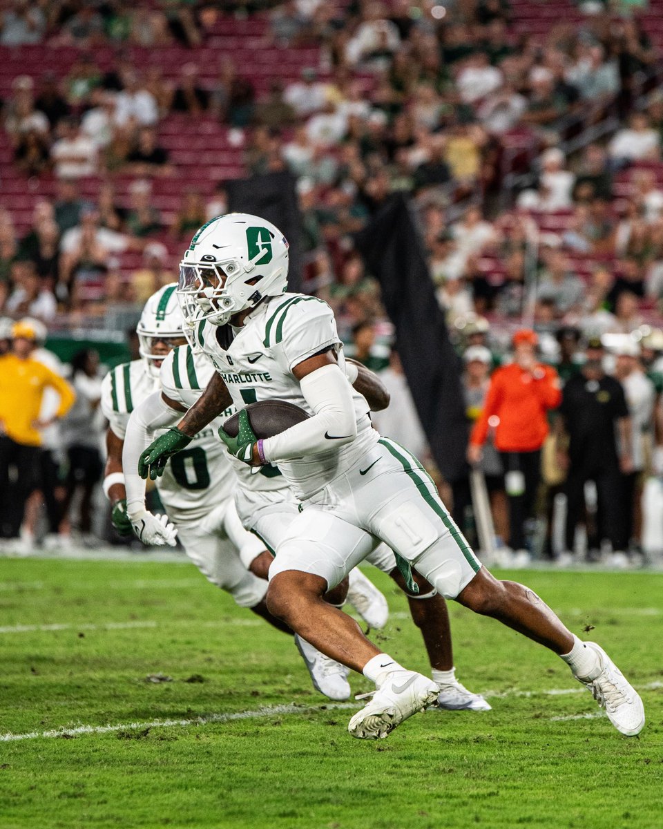 CharlotteFTBL's tweet photo. Niner Football! 🏈 

Recovered by @CalebCurtain 

#BrickXBrick🧱 https://t.co/Y6uVq72k9r