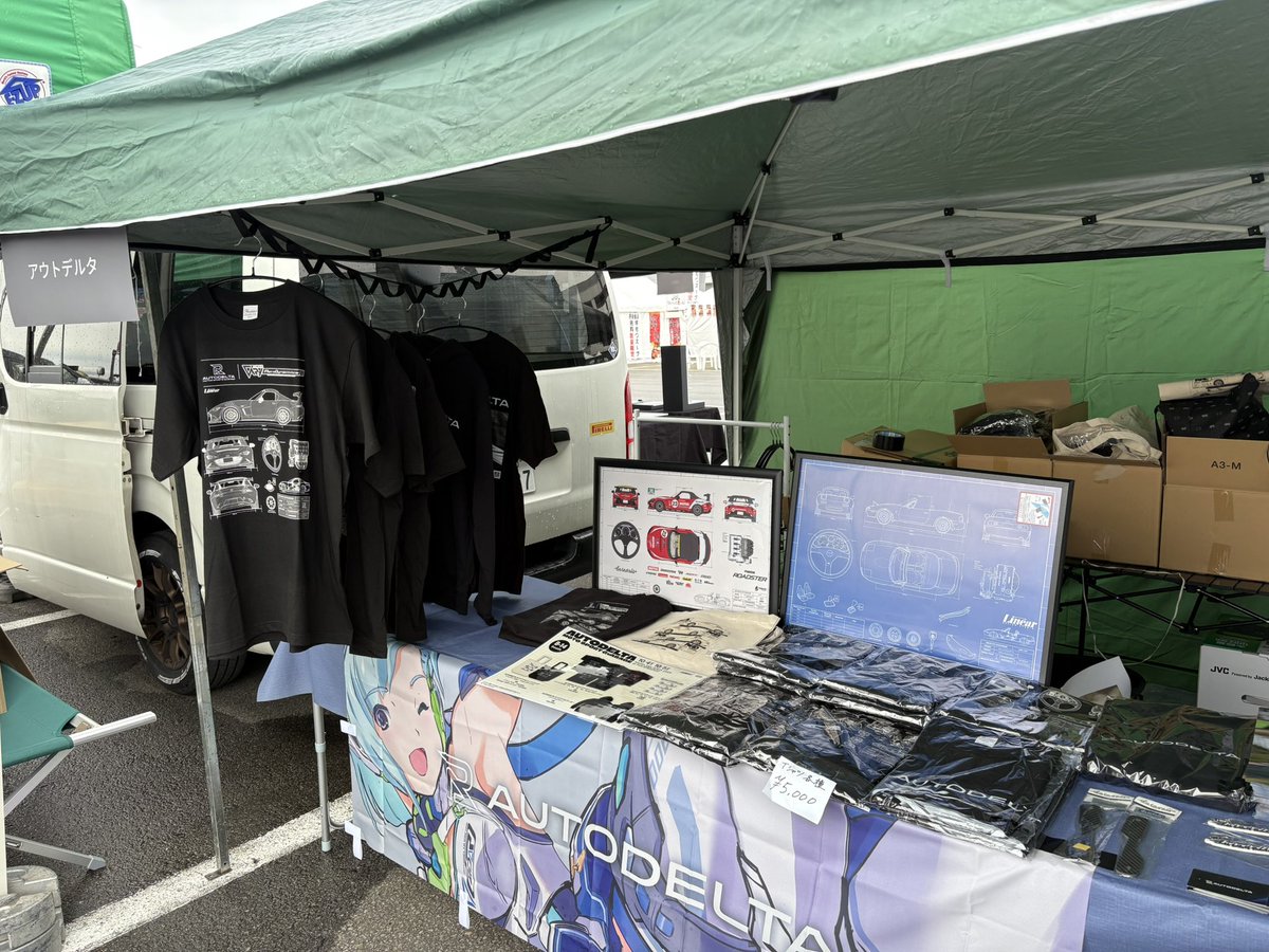 1992Roadster's tweet photo. 本日はアウトデルタブースで、リニューアルしたポスター / Tシャツ / トートバック等を販売しています！😆
ぜひ遊びに来てください〜！

 #マツダファンフェスタ https://t.co/01c1glanea