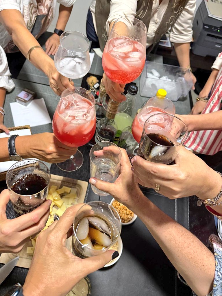 Noche de brindis Y planificaciones.