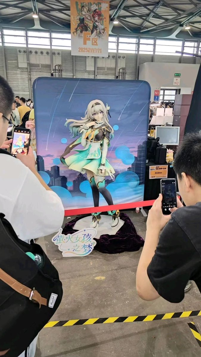 A 1:1 Firefly statue was made by extremely dedicated fans in CN!