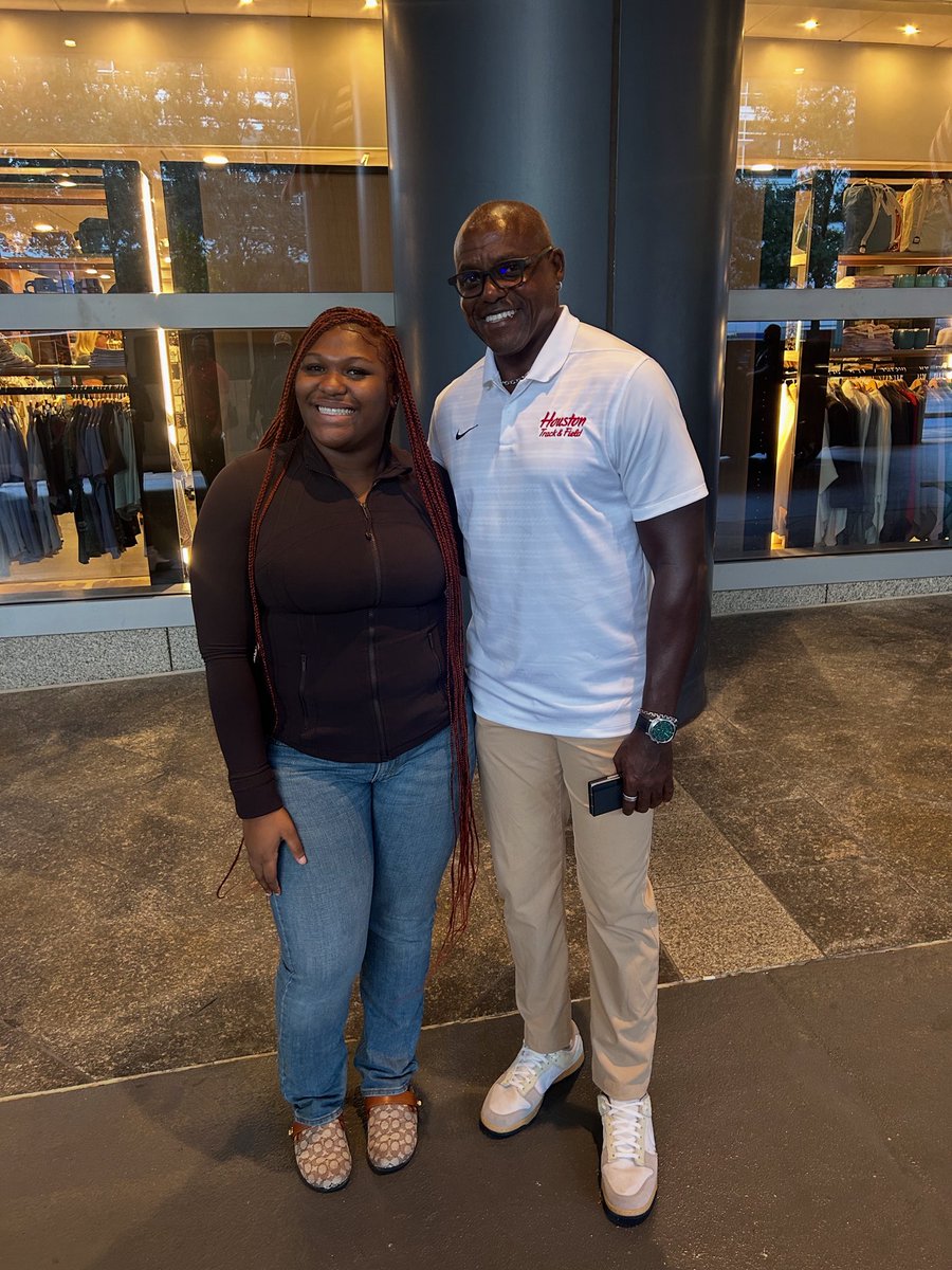 Omg another thing checked off my bucket list. I’m honored to get this pic with the legend Mr. Carl Lewis <a href="/CoachJonTipton/">Jonny Tipton</a> #OfficialVisit #GoCoog