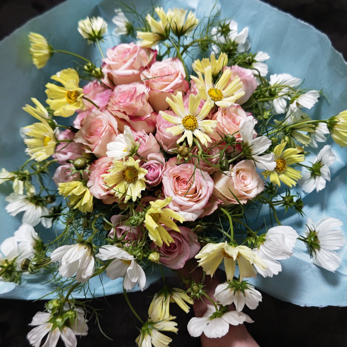 僕がお花を見てもらいたくて時々お届けしてる高齢者住宅にインドネシアからの実習生がいられて、そこでの研修は今日が最終日だと聞いてました。部外者の僕にも同じように挨拶をしてくれて見知らぬ土地での前向きな姿、高齢者のみなさんへの笑顔は僕が尊敬すべき姿です。お渡ししたいお花ができました